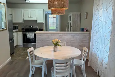 Image de Charming 2-bedroom house in Flowood, Pet Friendly w/Fenced Backyard and Sunroom
