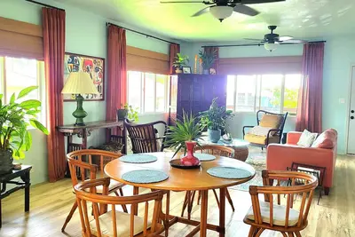 Image de New! Sunrise House - Walk to Bayfront shops and dining. Vintage Hawaiian charm!