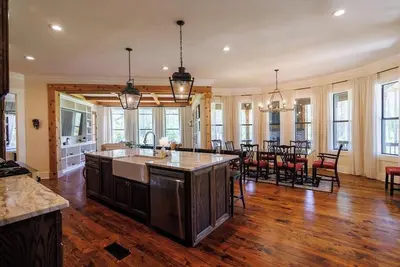 Image de Orchard Pines -  4 Bed, 3. 5 Bath Private Thomasville Retreat on Pond + Kayaks
