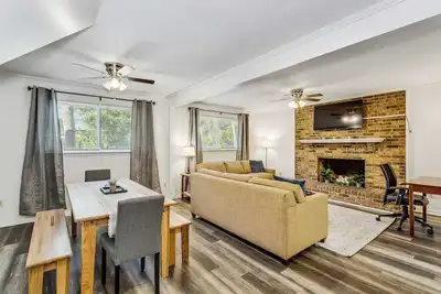 Image de Near Downtown, Beach! Main House - Woodland Escape