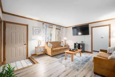 Near Downtown, Modern Interior - Chapel Hill Charm