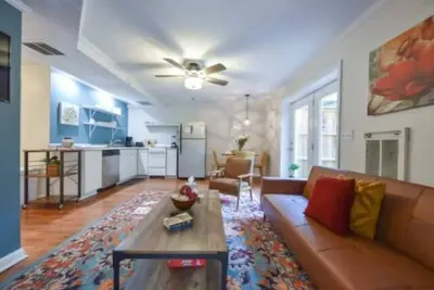 Image de 2 Units & Mins to Uga - The Glory Glory Doghouse