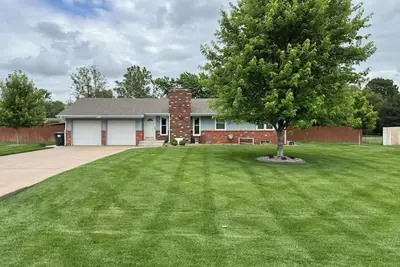 Image de 4-bedroom home in Hutchinson with beautiful yard and patio. Pet friendly! Enjoy!