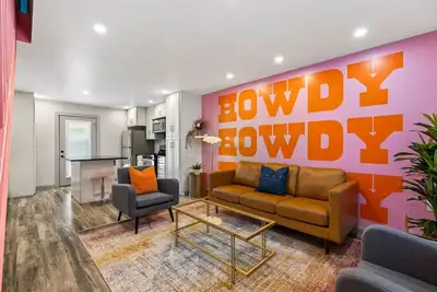 Image de Pink Palace SoCo Dream Townhome!