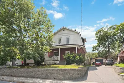 Image de Cozy house in Prime area (Westboro)