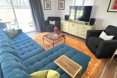 Image de Pet friendly, 3 bed/2ba home minutes from downtown/Ivy House/beach/bike trail.