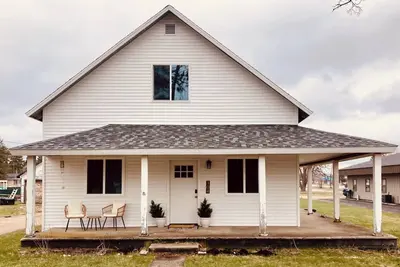 Image de The White House…a lovely family friendly 4-bedroom house with WiFi in Kalkaska