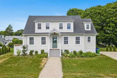 Image de Walk to Town, Sauna + Cold Plunge, Chef’s Kitchen, Central Ac, Backyard