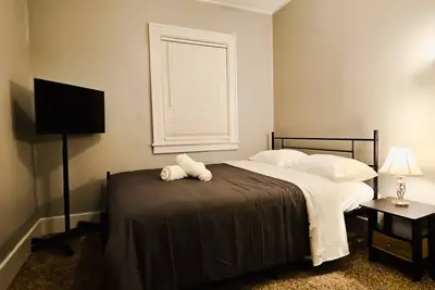 Image de Charming 2-bedroom apartment in delightful Dearborn - no kitchen and no shower