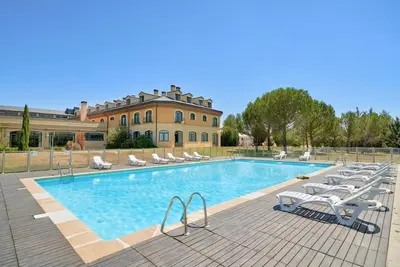 Image de Escape to a Spacious Room Surrounded by Beautiful Gardens