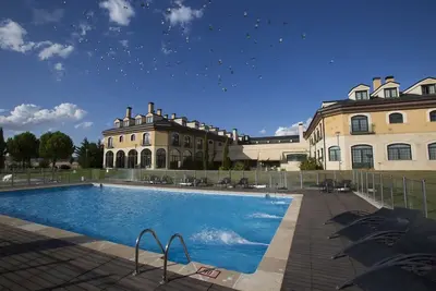 Image de Large Unit with Easy Golf Access Ideal for Leisure Travelers