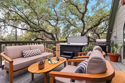 Image de Downtown Wimberley Treehouse Retreat with Hot Tub