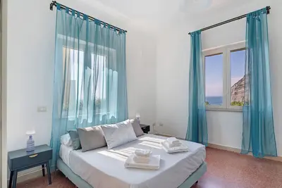 Image de Appartement 'Ebbrezza Di Mare' avec vue sur mer, terrasse privée et climatisation