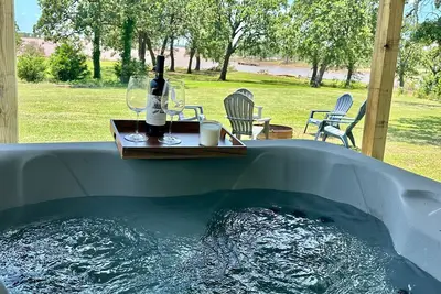 Image de Whispering Oak Cabin- Lakefront getaway with a Jacuzzi in Texoma Shores Resort