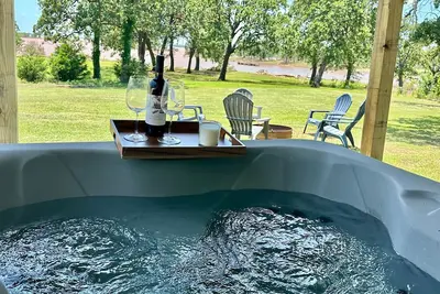 Image de Golden Pine - Lakefront getaway Cabin with a Jacuzzi in Texoma Shores Resort