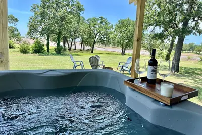 Image de Willow Heaven- Lakefront Cabin getaway with a Jacuzzi in Texoma Shores Resort