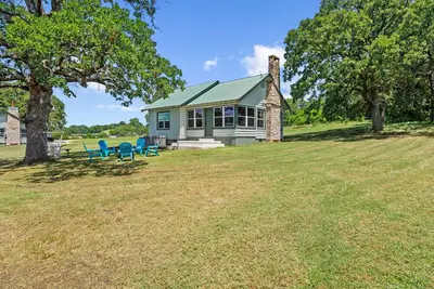 Image de Cedar Nest- Lakefront Cabin retreat with a Jacuzzi in Texoma Shores Resort