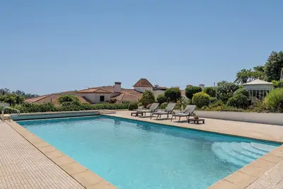 HostWise - Modern Comfort & Shared Pool in Paredes