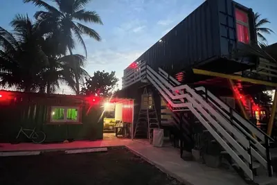 Image de A container-style studio for up to 4 in Barrio Islote - 2 beds, private. . .