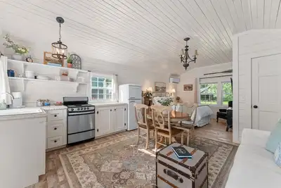 Image de Relaxing Retreat | Woods, WiFi, Porch, and Serenity