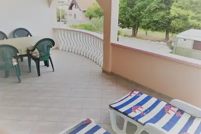 Image de Appartement de deux chambres avec la terrasse et la vue sur le mer Vir - Lozice, Vir (A-21047-c)