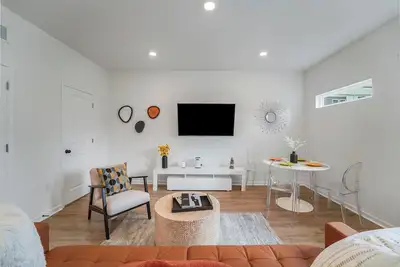 Image de New Stylish Townhome in Cotswold with Ensuite Baths, Chef's Kitchen & Ev Charger