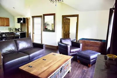 Image de Urban Oasis Guesthouse: with Hot Tub & Firepit, Highlands, sleeps 8