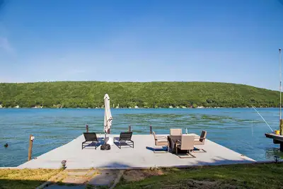 Image de Welcome to Casa Keuka – Midcentury Calm on the Lake