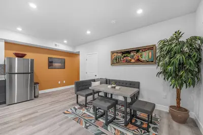 Image de 5 Bedroom, 4. 5 Bath, Pool Table, Garage!