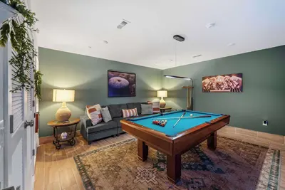Image de Luxury 2b, 2Ba, Pool Table, Parking!