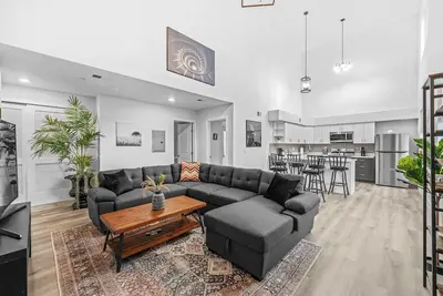 Image de Massive 2b/2Ba, 30ft Ceilings, Paid Parking Onsite