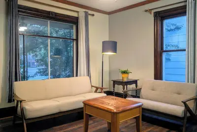 Downtown 3bd 1ba, pet-friendly, fenced yard, close to everything