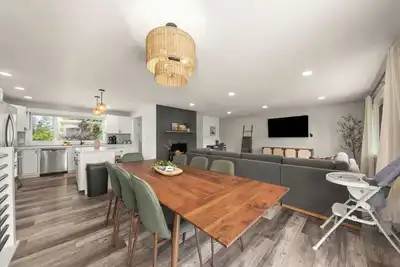 Image de New Roomy Home for Families • Private Hot Tub!