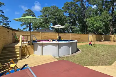 Image de Large Summer Getaway near the beach with private pool, Hottub, and firepit, three miles to Beach.