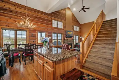 Image de 15 Discovery Lane | 4br Mountain View Retreat with Hot Tub in Rendezvous