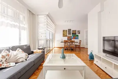 Image de Family-Friendly 3br Oasis in Moda – Balcony, Near Ferry, Metro & Seaside!