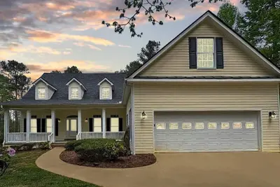 Image de Lux Lakefront Retreat • Deck • Dock • Serenity