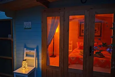 Image de Cosy semi off grid eco cabin in Penarth, very quiet location.