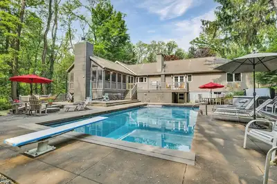 Image de Juniper Presents Hearth & Timber: Hot Tub Nights and Poolside Days