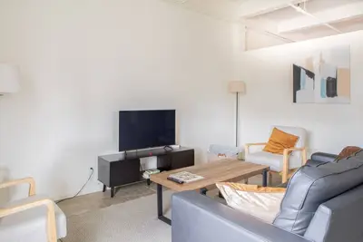 Image de Westown 2br Apt Near Fiserv, Baird, and Theater District