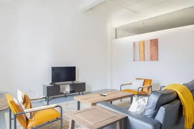 Image de Westown 2br Apt Near Fiserv, Baird, and Theater District