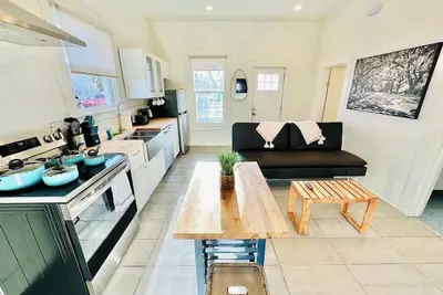 Image de 2-Bedroom/1-Bath/Sleeps 7/3 TVs