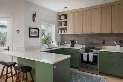 Image de Twin Bricks, a beautifully renovated townhome tucked into a charming historic bu