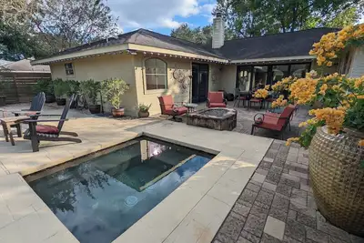 Image de In city house, 2-bed, 2-bath, gym, pool, professional kitchen, luxury amenities.