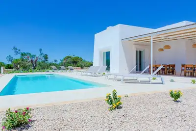 Image de Moderne villa de luxe avec piscine à 2km de la mer