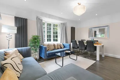 Image de Elegant 5 Bedroom, 2 Bathroom Home at Marlow Hill
