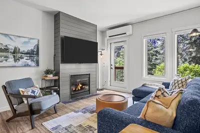 Image de Whispering Pines Retreat ~ Hot Tubs/Outdoor Heated Pool