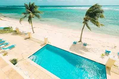 Image de Spacious 2-bedroom ocean view condo in enchanting Bodden Town, including a car!