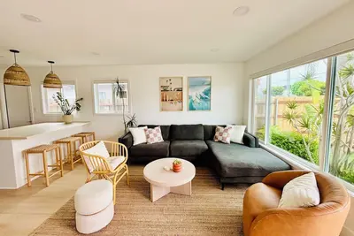 Image de Brand New Beach Bungalow/ large yard/ walk to beach & village/ washer+dryer