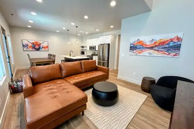 Image de Luxury Retreat • Hot Tub • Walkable • Mountain Views • 3 King Bedrooms • Modern